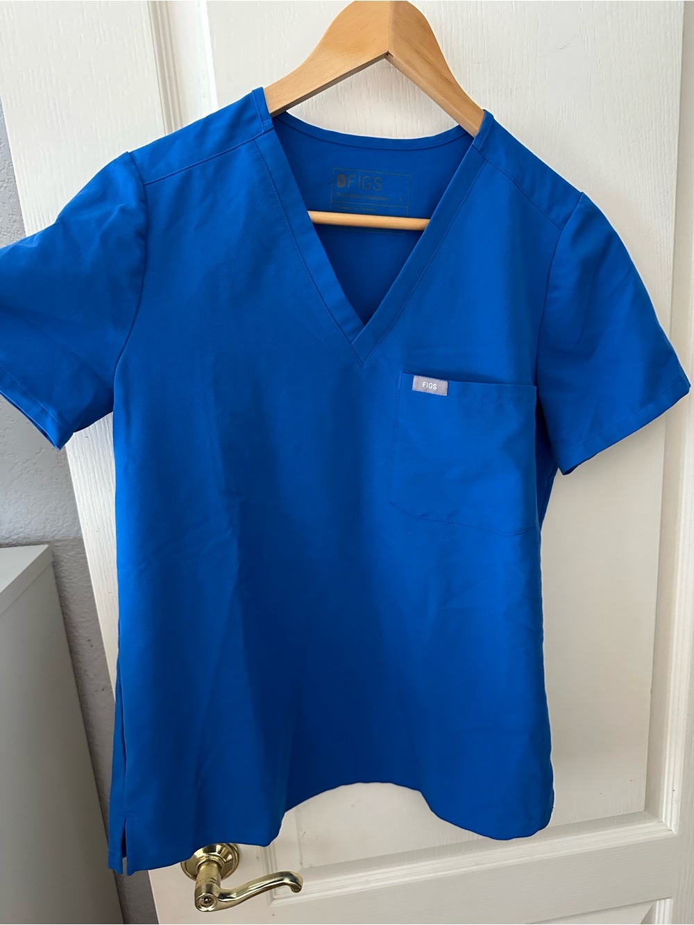 FIGS One pocket V-Neck Scrub Top in Royal Blue